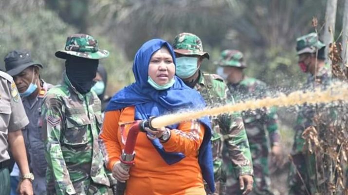 Bupati ikut padamkan api pada Karhutla di Desa Arang-Arang, Kabupaten Muaro Jambi, Provinsi Jambi pada Sabtu (3/08/2019) siang. Sekitar 3 jam, Bupati, Kapolres dan Dandim Batanghari berada di lokasi