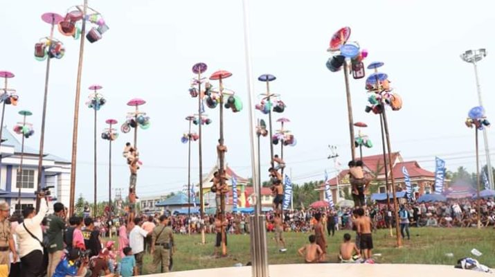 Lomba Panjat Pinang di Kabupaten Tanjab Barat, Provinsi Jambi digelar setiap agustusan dan dirangkai HUT kabupaten