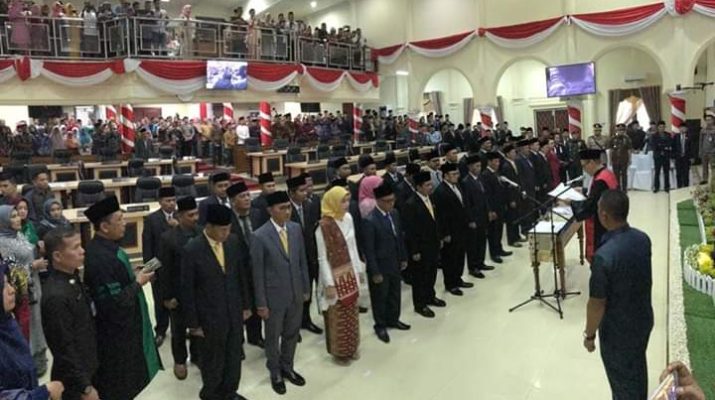Pelantikan DPRD Sarolangun periode 2019-2024, Jumat (30/08/2019) pagi melantik 34 dari 35 dewan terpilih. Foto : Pelantikan dewan