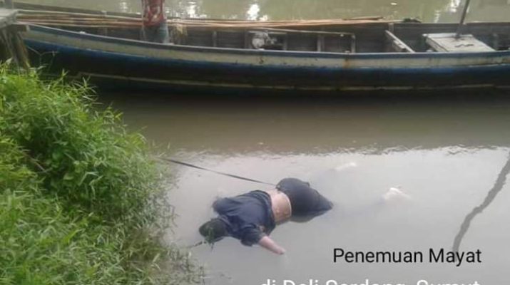 Mayat mengambang di Sungai Denai, Kecamatan Sei Percut Tuan, Deli Serdang, Rabu (28/08/2019) terungkap. Dikabarkan tewas usai melarikan diri dari pengerebekan judi. Foto : Mayat mengambang