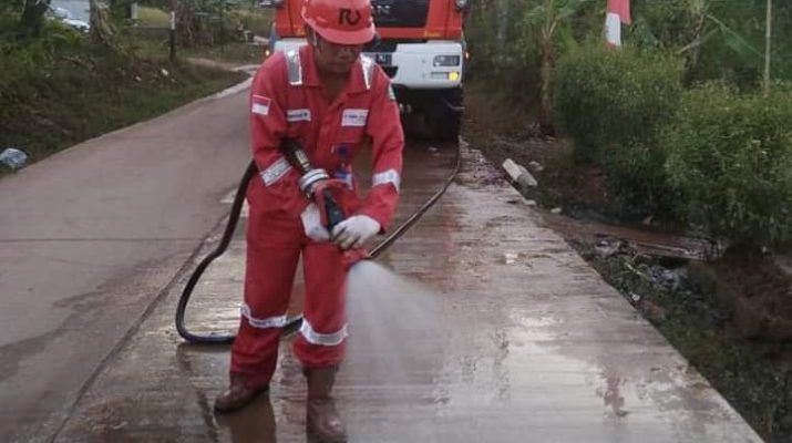 Pipa milik Pertamina EP Asset 1 Field Jambi yang berada di Jalan Sunan Gunung Jati, Kenali Asam Bawah, Kecamatan Kota Baru, Kota Jambi, Kamis (29/08/2019) sekitar pukul 16.00 Wib, bocor ke jalan. Foto : Petugas tengah membersihkan jalan yang terkena bocoran minyak