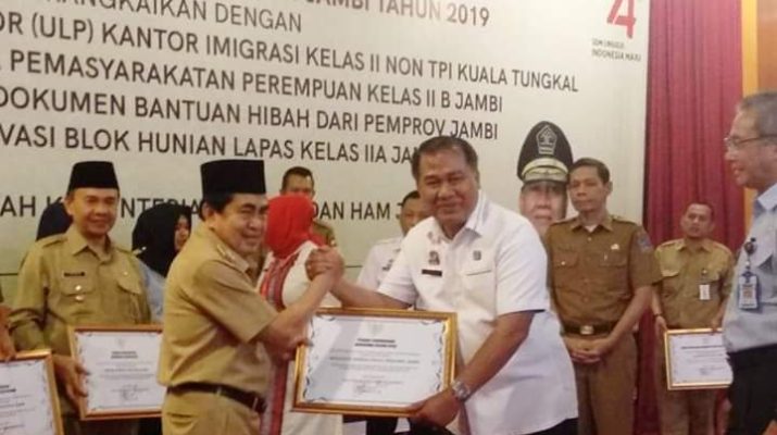Wako AJB Raih Penghargaan Anubhawa Sasana Desa