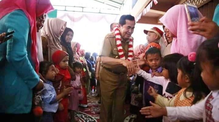 Wako AJB menyalami anak-anak yang menyambutnya dengan tarian.