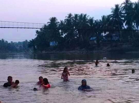 Warga berenang riang bak kolam renang di Dusun Pulau, Kelurahan Pamenang, Kecamatan Pamenang, Kabupaten Merangin sebelum isu datang. Foto : Juli