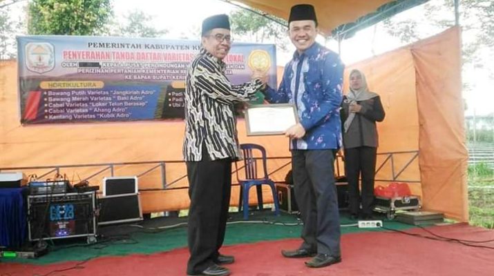 Bupati Kerinci, Adirozal menerima sertifikat 8 varietas tanaman lokal