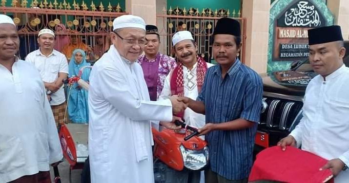 Program Subuh Berjamaah ke 214, Bupati datang ke Desa Lubuk Sayak, Kecamatan Pelawan. Bupati menyerahkan 2 alat pertanian.