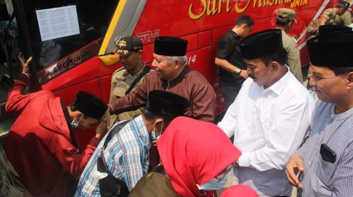 Kepulangan jamaah haji asal Tanjabbar, Minggu (08/09/2019) disambut langsung Bupati dan Wakil Bupati serta unsur Forkopimda. Kloter 22 dengan 4 bus Sari Mustika disambut di Alun-alun Kota Kuala Tungkal.