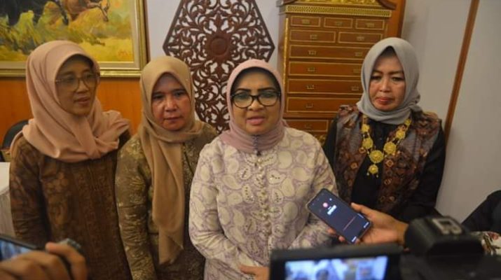 Persiapan Kriya Nusantara Tingkat Nasional diharapkan Ketua Dekranasda, Hj Rahima Fachrori untuk kompak. Hal ini disampaikannya, saat membuka rapat Harian Persiapan Program Kerja Harian di Rumah Dinas Gubernur, Selasa (03/09/2019)