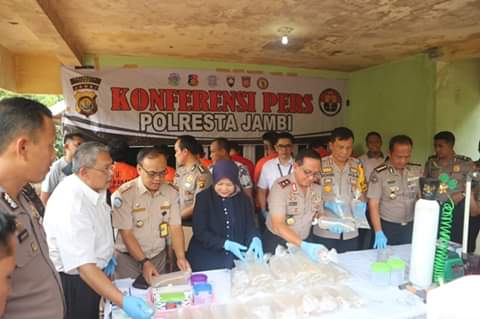 Konfrensi Pers 8 tersangka penyeludupan Baby Lobster (BL), Rabu (4/9/19) di Polresta Jambi.
