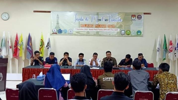Para mahasiswa dari berbagai himpunan mengikuti diskusi bertajuk Jambi di Mata Pemuda, Sabtu (07/09/2019)