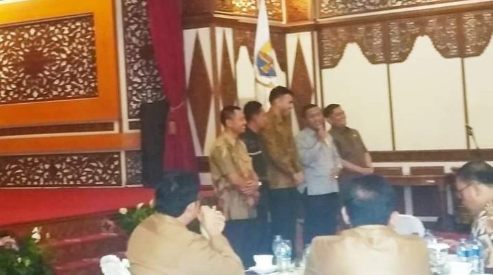 Saat anggota dewan dari Partai PKS memperkenalkan diri di Coffe Morning bersama Gubernur Jambi, Selasa (10/09/2019) pagi. Periode 2019-2024, PKS memilik 5 anggota dewan dari sebelumnya 3. Periode ini, PKS menjadi fraksi sendiri