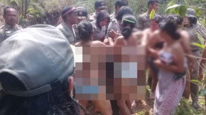 Sejumlah Emak-emak nekat membuka baju, Kamis (12/09/2019) dalam sebagai aksi. Mereka nekat bugil lantaran tak terima lahan dibabat alat berat.