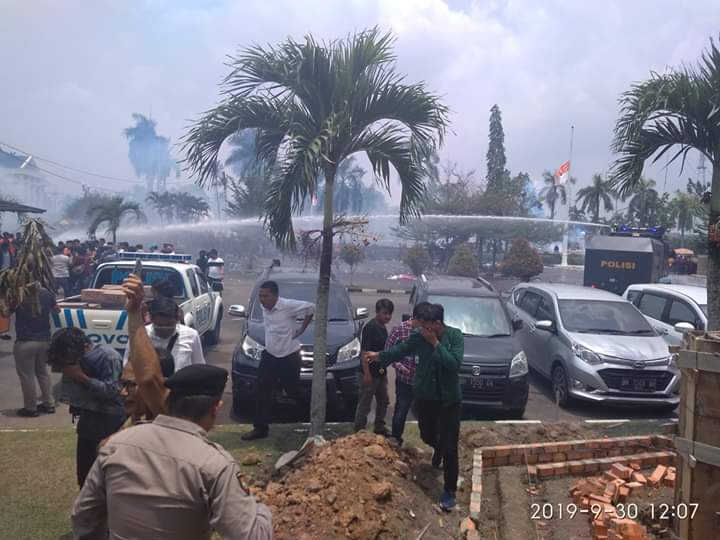 Saat aksi unjuk rasa Mahasiswa di Gedung DPRD Provinsi Jambi, Senin (30/09/2019) ricuh. Mereka mendesak ingin masuk ke dalam, gas air mata