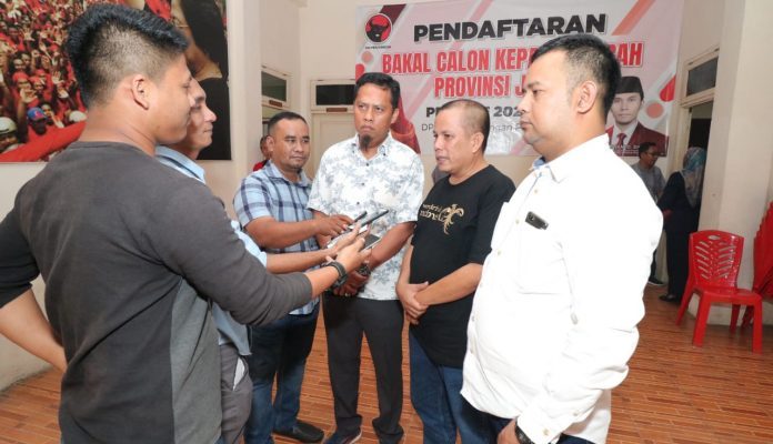 Diwakili timnya, Petahana Gubernur Jambi mengembalikan formulir pendaftaran ke DPD PDIP, Sabtu (21/09/2019) sekitar pukul 16.00 Wib. Miftahul Iklas serta Jefri Bintara tampak memberikan keterangan pada awak media, mewakili Fachrori. Foto : Ady