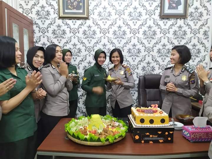 Personil Kowad Kodam 1/BB dan Polwan Polsek Medan Helvetia, Senin (2/09/2019) merayakan ulang tahun Polwan Indonesia ke 71