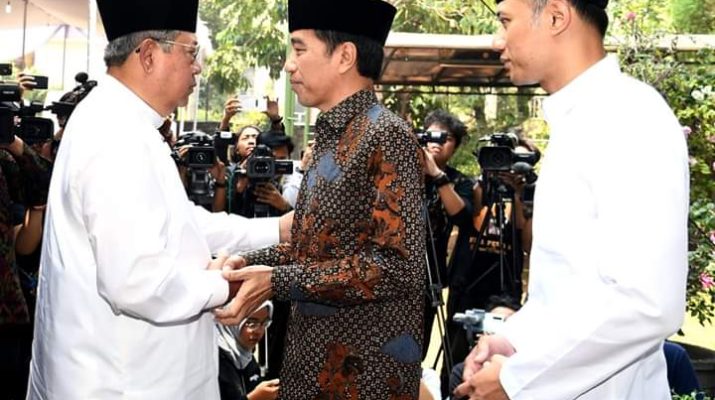 Megawati Soekarnoputri belum melayat ke Puri Cikeas, Bogor. Hasto Kristanto menyebutkan halangan yang membuat Ketua Umum PDIP itu belum melayat ibunda SBY yang wafat pada Jumat (30/08/2019). Foto : Jokowi dan SBY bersama AHY