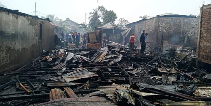 Kebakaran kembali melanda Kuala Tungkal, Tanjung Jabung Barat, Kamis (12/09/2019) siang. 18 rumah habis terbakar pada peristiwa ini. Bupati Safrial, tampak turun langsung ke lokasi di Kelurahan Tungkal Harapan, Kecamatan Tungkal Ilir