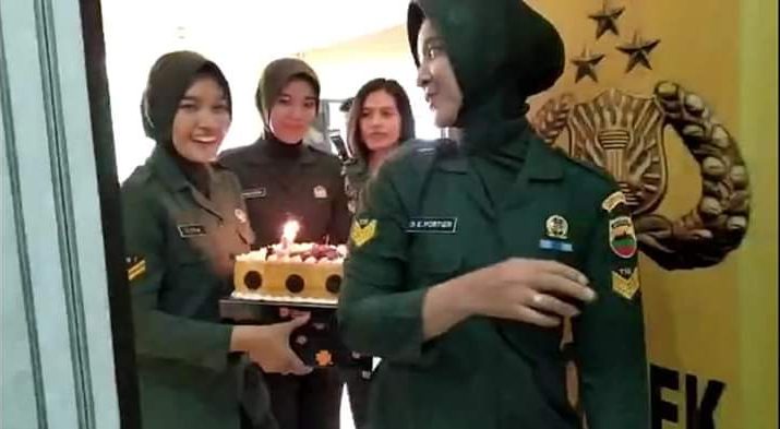 Kapolsek Medan Helvetia, AKP Sah Udur sempat kaget dan hendak marah saat rombongan Kowad Kodam 1/BB nyelonong masuk ruangan rapat, Senin (02/09/2019). Namun selanjutnya, suasana menjadi ramai untuk merayakan HUT Ke 71 Polwan.