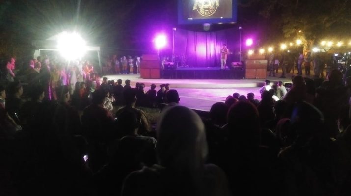 Komunitas RAK di Sarolangun mengelar pentas sosial untuk mengalang dana pengobatan Revi dan Hakam. Foto : Panggung nyanyi yang digelar di Kawasan Ancol Sarolangun, September 2019