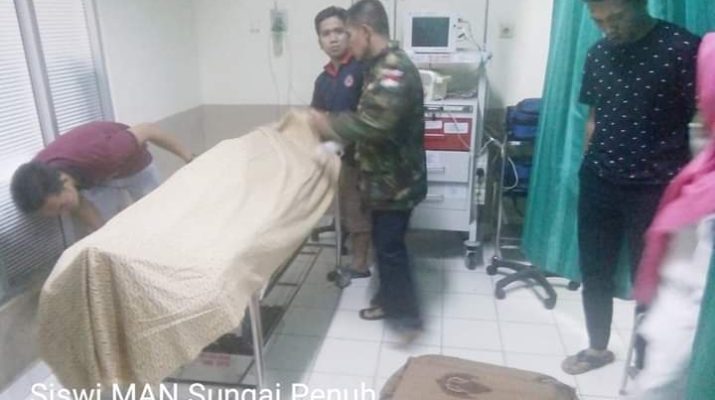 Ditemukan ayahnya, Dinda terlilit tali dilehernya, Senin (09/09/2019) sekitar pukul 18.30 Wib. Sempat dilarikan ke rumah sakit, siswi MAN ini tak dapat diselamatkan lagi. Foto : jenazah di Rumah Sakit MHA Thalib