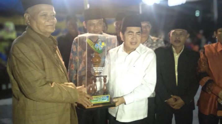 Walikota Sungai Penuh H. Asafri Jaya Bakri (AJB) menyerahkan hadiah saat penutupan, Rabu (04/9/2019) secara resmi menutup Musawaqoh Tilawatil Qur'an (MTQ) ke VII Tingkat Kecamatan Sungai Bungkal, Kota Sungai Penuh