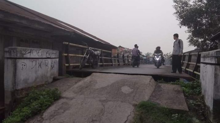 Kerusakan Jembatan di Kabupaten Tanjung Jabung Barat mengkhawatirkan. Jembatan rusak masih ditemukan didalam Kota Kuala Tungkal