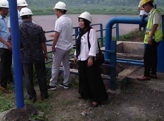 Komisi III dan BLH Merangin periksa limbah KDA di Desa Jelatang, Rabu (16/10). Sidak PT KDA, warga harap dewan perjuangkan hak mereka.