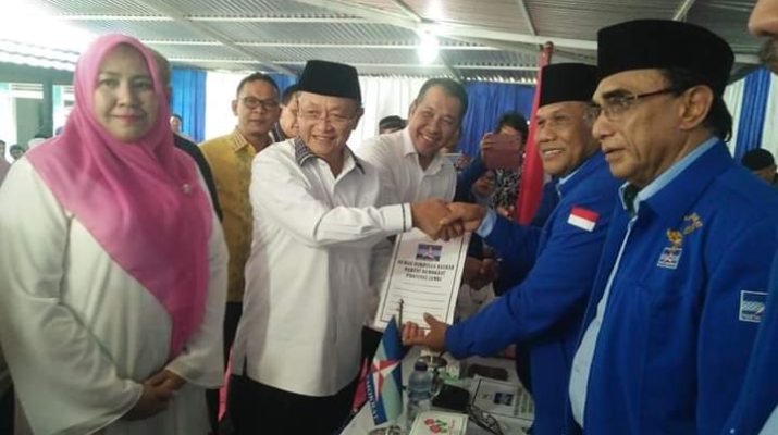 DINAMIKA JAMBI - Didampingi istri dan anak, Calon Gubernur Jambi H.Cek Endra Rabu, (24/10) sekira pukul 10.51 WIB resmi daftar ke Demokrat. 