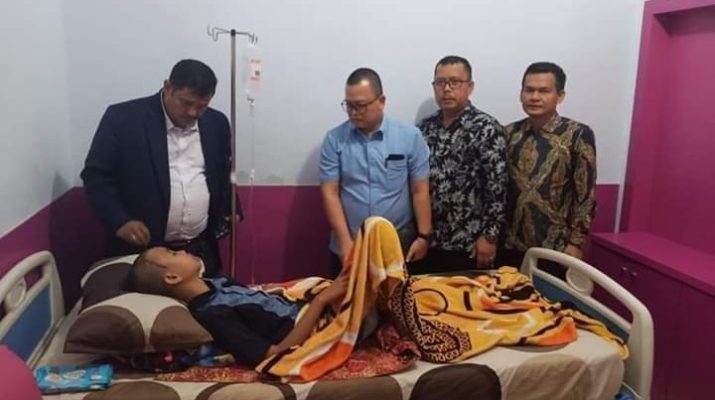 Kompak, Rabu (23/10/2019) sore, 4 dewan asal Merangin yakni Izhar, Musharudin, Juwanda dan Fauzi besuk Ari Korban Lakalantas di Erni Medika