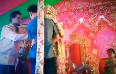 Wanita Pinrang Sulsel bersanding di pelaminan. Dipeluk mantan saat pernikahannya, pria ini ditendang ayah mempelai laki-laki. 