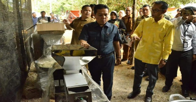 Bertempat di Lorong Pemuda RT.15 Kelurahan Teratai, Senin (9/9/2019) Bupati Batanghari hadiri penyerahan bantuan alat dan mesin untuk UMKM
