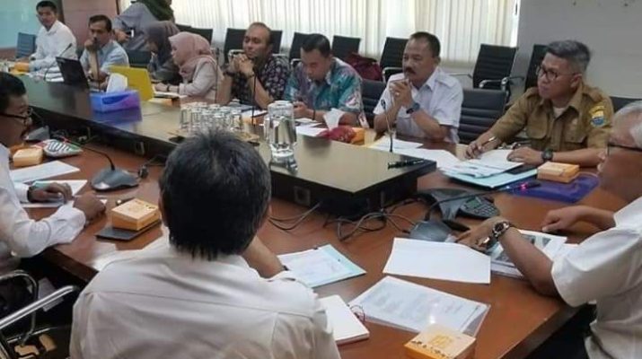 Kepala Dinas PUPR Provinsi Jambi M. Fauzi melakukan pengisian survei integritas yang kini sudah berbasis android.