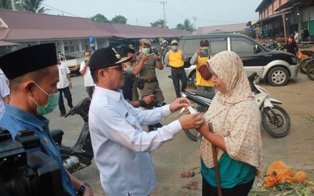 Gubernur Bagikan Masker di Angso Duo