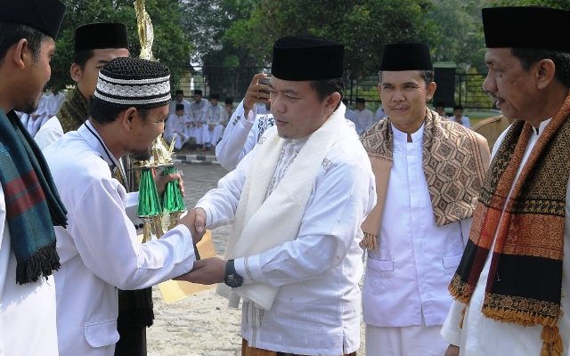 Bupati Merangin Al Haris pada 22/10, menjadi inspektur upacara Hari Santri Nasional. Di halaman depan Kantor Kemenag Kabupaten Merangin.