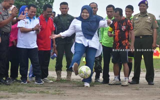 Masnah Berikan Bonus PSSI Muaro Jambi. Foto : Budakodak