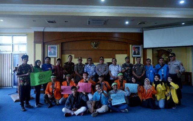 Sekda Batang Hari H Bakhtiar,SP mewakili Bupati Batang Hari pada Kamis (26/09) pagi, bertempat di Ruang Pola menyambut aksi demo.