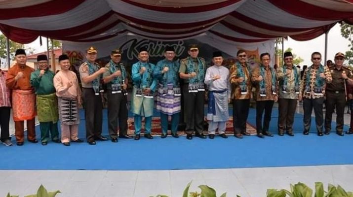 Pemukulan bedug oleh Sekda, didampingi Bupati Adirozal, Pangdam II/Sriwijaya pertanda festival Dana Kerinci resmi dibuka, Minggu (03/11/19)