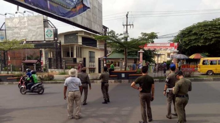 Baliho bergambar Fasha, Jumat (27/12/2019) diturunkan tim Satpol PP di Kawasan Sipin, Kota Jambi. Baliho Safrial pun turut diturunkan.