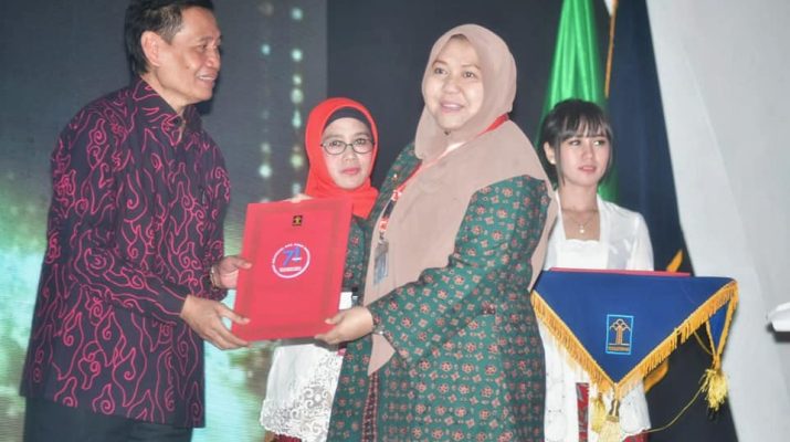 Bupati Muaro Jambi, Hj Masnah Busro menerima penghargaan dari Kementrian Hukum dan Hak Asasi Manusia, Selasa (10/12/2019).