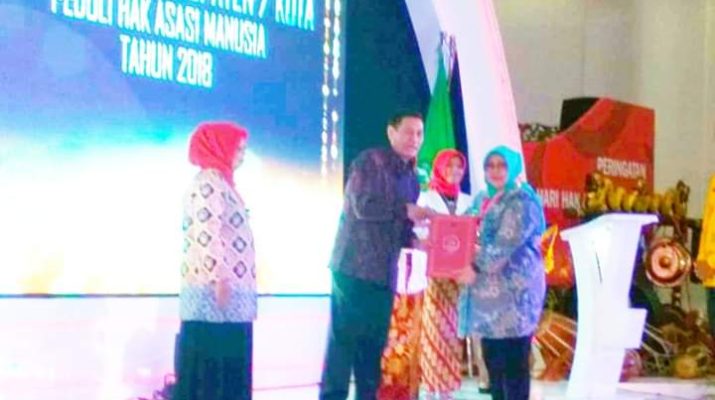 Puncak Peringatan Hari Hak Asasi Manusia (HAM) Sedunia Ke 71 Tahun 2019, Selasa (10/12/2019) pagi, Wakil Bupati Batanghari Sofia Joesoef, menerima penghargaan dari Kemenkumham.