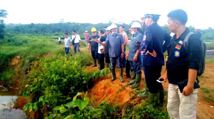 Komisi III DPRD Merangin Sidak ke PT AWI. Mereka melihat aliran limbah di pabrik tersebut.