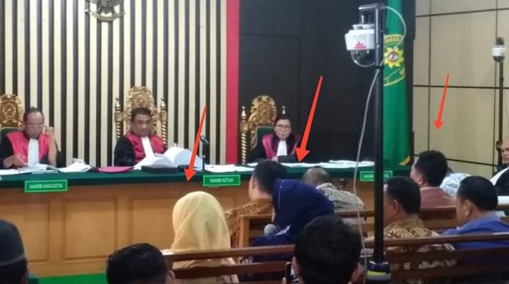 Sidang lanjutan kasus ketok palu dilanjutkan di Pengadilan Tipikor Jambi, Selasa (17/12/2019). Sidang menghadirkan M Juber dan lainnya. Tampak Sekwan DPRD Provinsi mengenakan jilbab kuning.