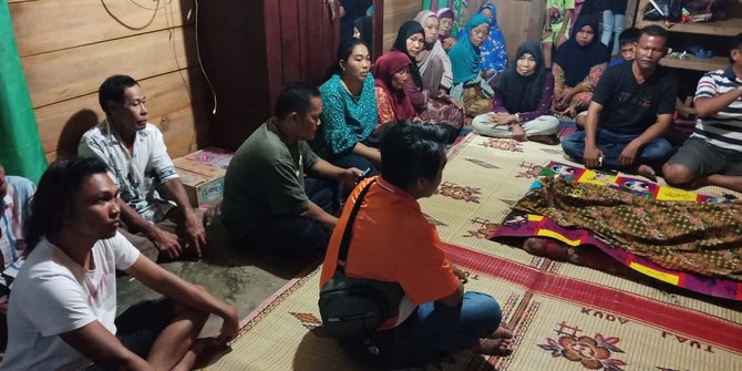 Kejadian di Dusun Talang Padang, Desa Benakat Minyak, Kecamatan Talang Ubi, Penukal Abab Lematang Ilir (PALI), Sabtu (14/12/2019) sore menjadi hari terakhir Akri alias Enggek (52). Tampak warga melayat. Foto : Merdeka.com