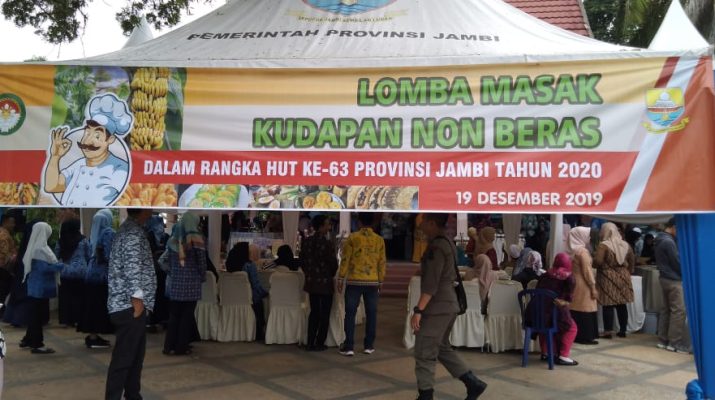 Dalam rangka HUT Ke 68 Provinsi Jambi, Nita Ariani Dianto buka lomba masak kudapan non beras di Pendopo Rumah Dinas Gubernur Kamis (19/12) pagi.