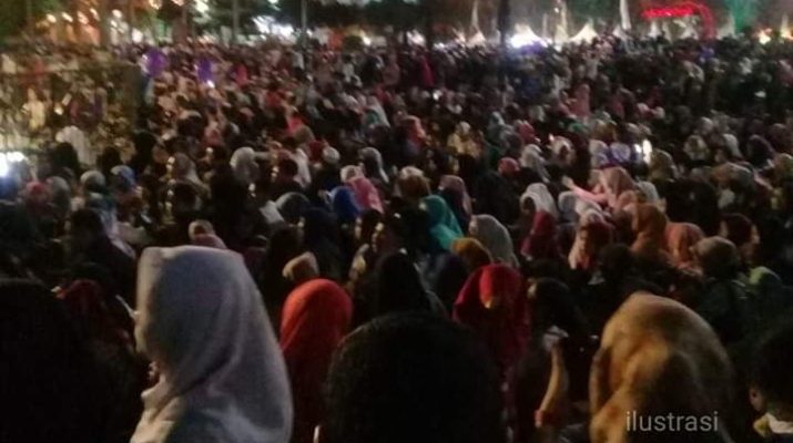 Hiburan rakyat malam puncak HUT ke 63 Provinsi Jambi dilapangan Kantor gubernur Jambi, Sabtu (11/01/2020) menghipnotis warga. Ke enakan, seorang ibu tak sadar anaknya hilang