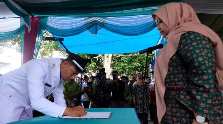 Bupati Masnah Lantik Kades Gedong Karya, Kamis (30/01/2020). Bupati berharap kades dapat mewujudkan pembangunan dan kesejahteraan. Foto : BudakodaK