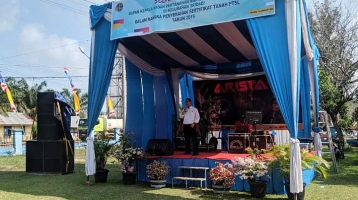 Lurah Sridadi Serahkan 308 Sertifikat PTSL Kepada Masyarakat