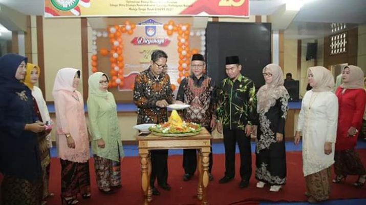Sekda potong tumpeng HUT ke 20 DWP