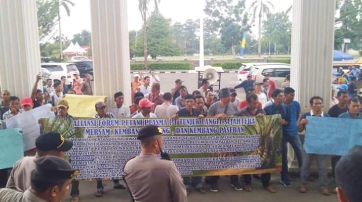 Gruduk Gedung DPRD Provinsi, Ini 5 Tuntutan Puluhan Petani Jambi