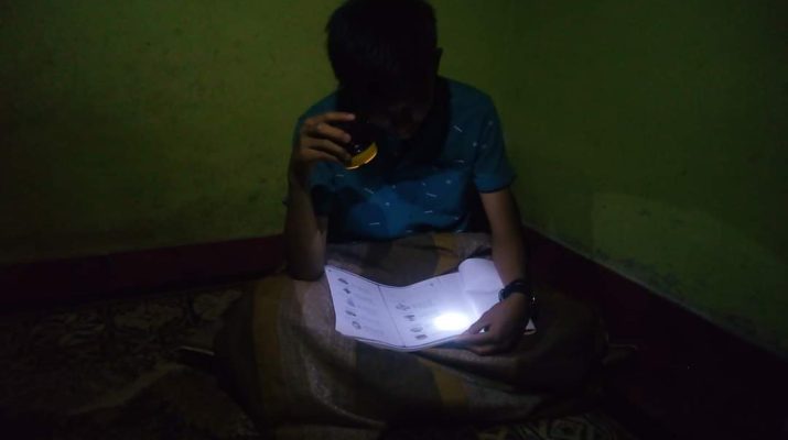 Warga Lembah Masurai protes terkait pemadaman listrik.